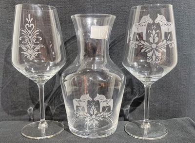 Karaff med 2 alt 4 vinglas 53 cl - Dalahästar & kurbits