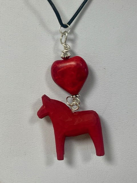 Halsband - 3 cm dalahäst och  hjärta av sten