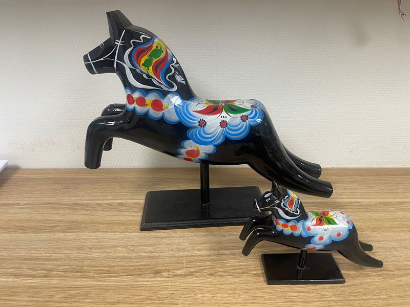 Dalahäst svart - Hoppande hästen monterad på träplatta (Samlarobjekt!)