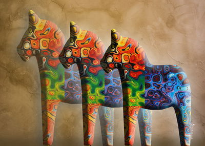 Tavla - Dalahästar  på brun stenvägg motiv 2