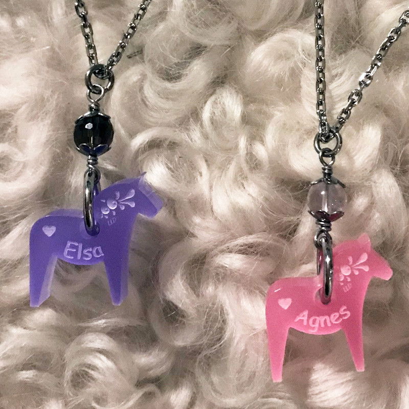 Barnhalsband - Dalahäst med namn graverat