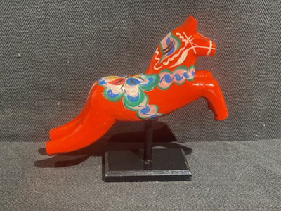 Dalahäst - Hoppande hästen monterad på träplatta (Samlarobjekt!)