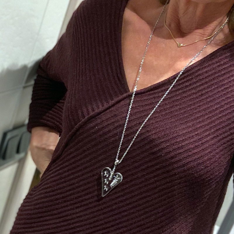 Halsband - Hjärta med kurbits gravyr och tre utskurna dalahästar, modell Herta