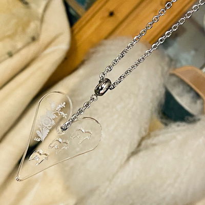 Halsband - Hjärta med kurbits gravyr och tre utskurna dalahästar, modell Herta