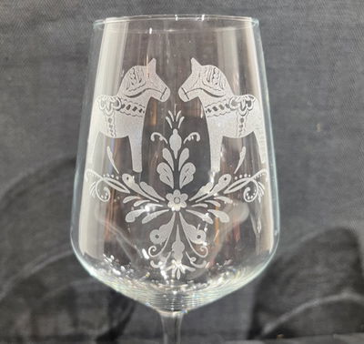 Vinglas 37 cl med gravyr dalahästar&kurbits