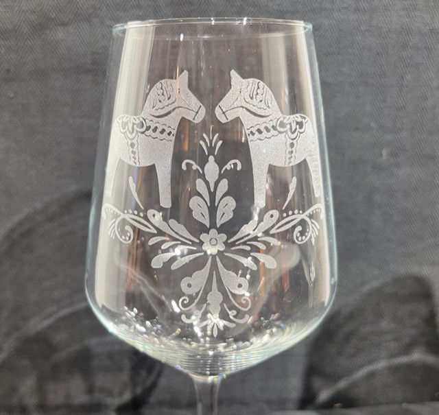 Vinglas 37 cl med gravyr dalahästar&kurbits