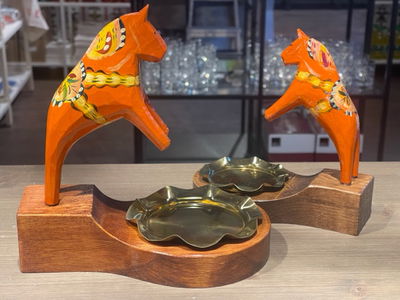 Dalahäst - Stående monterad på träplatta med fat i mässing (Tillverkad 1940-talet!) 