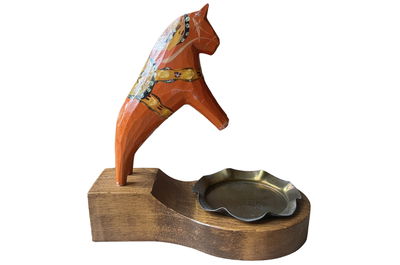 Dalahäst - Stående monterad på träplatta med fat i mässing (Tillverkad 1940-talet!) 