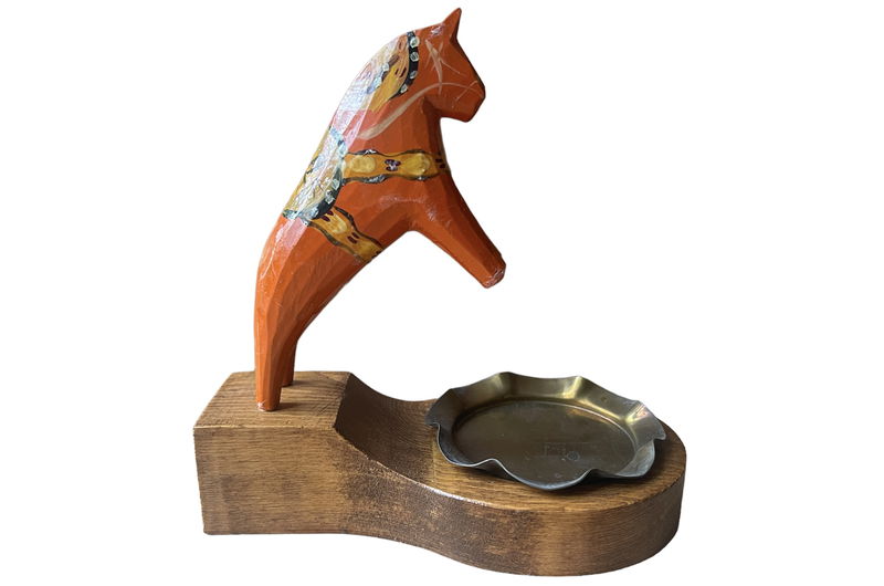 Dalahäst - Stående monterad på träplatta med fat i mässing (Tillverkad 1940-talet!) 