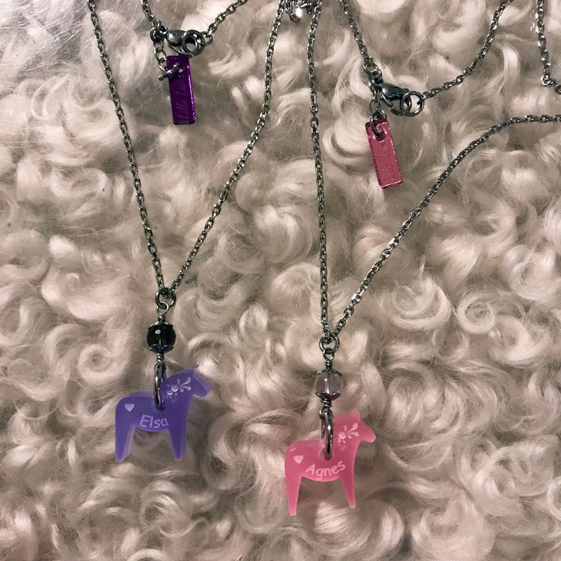 Barnhalsband - Dalahäst med namn graverat