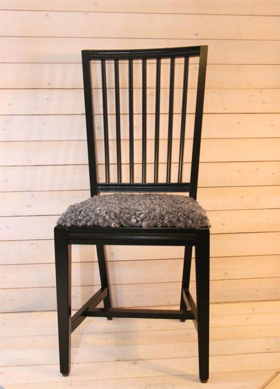 Dalhalla - klädd sits med tillägg fårskinn