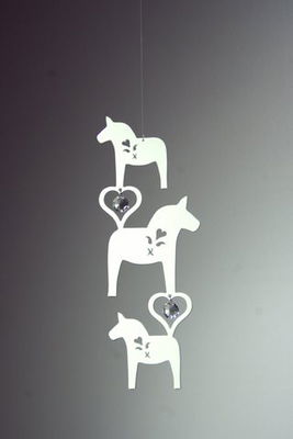 Fönstersmycke "Dalahästar Trio" med glasprismor