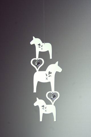 Fönstersmycke "Dalahästar Trio" med glasprismor