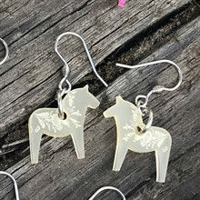 Örhängen med Dalahästar i ljusa pastellfärger, modell Kajsa