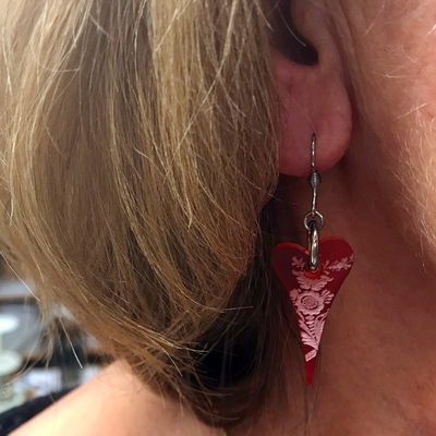 Ohrringe mit Herz aus Plexi mit Kurbitsgravur