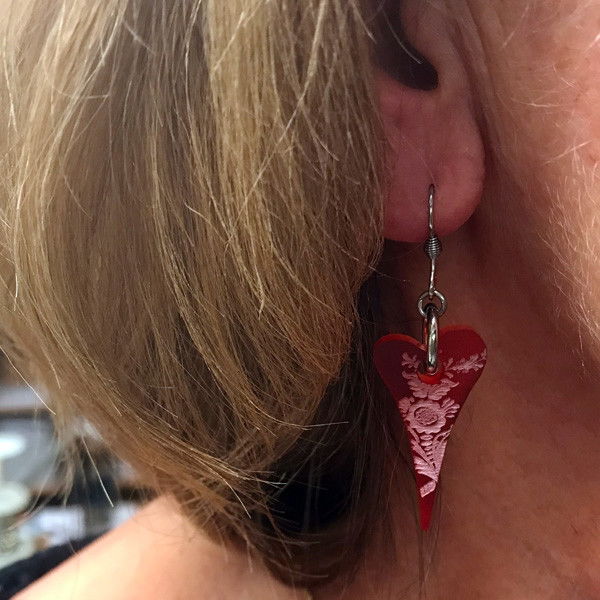 Ohrringe mit Herz aus Plexi mit Kurbitsgravur