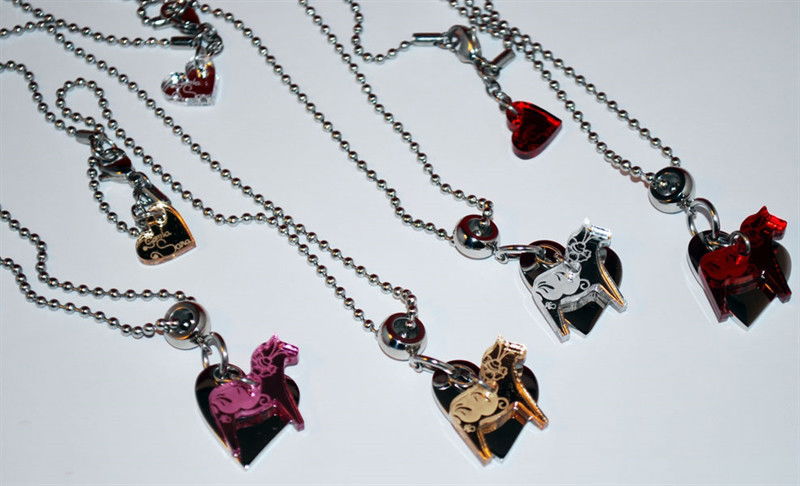 Halsband med Dalahäst i spegelplexi hjärta i stål, modell Love