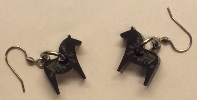 Kari - Örhängen med små Dalahästar