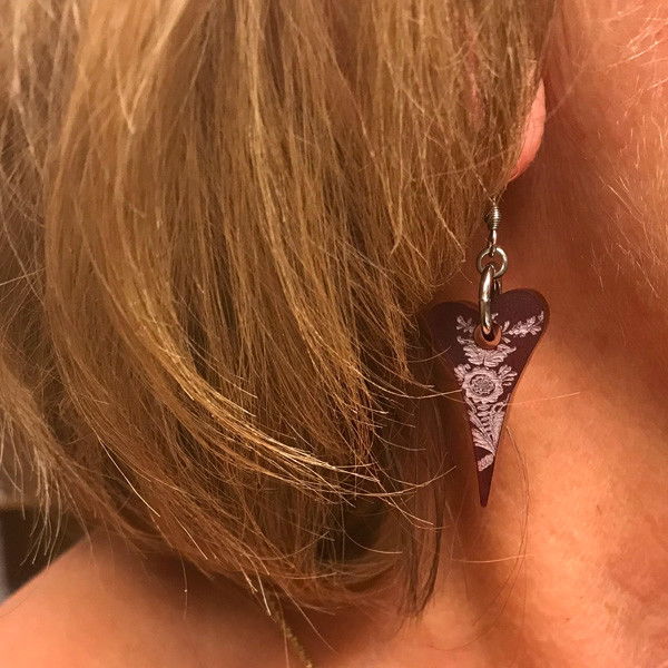 Ohrringe mit Herz aus Plexi mit Kurbitsgravur