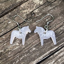 Örhängen med Dalahästar i ljusa pastellfärger, modell Kajsa