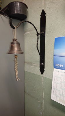 Väggfäste skeppsklocka