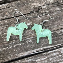 Örhängen med Dalahästar i ljusa pastellfärger, modell Kajsa