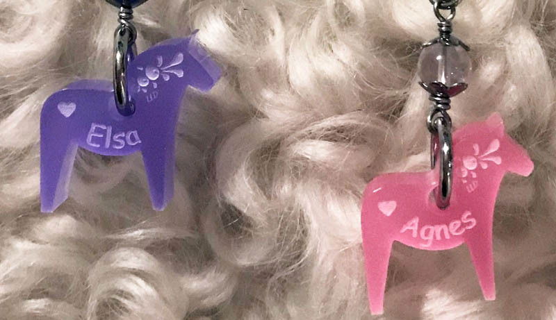 Barnhalsband - Dalahäst med namn graverat