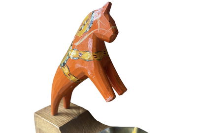 Dalahäst - Stående monterad på träplatta med fat i mässing (Tillverkad 1940-talet!) 