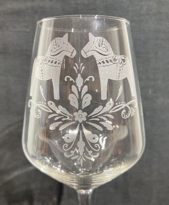 Karaff med 2 alt 4 vinglas 53 cl - Dalahästar & kurbits