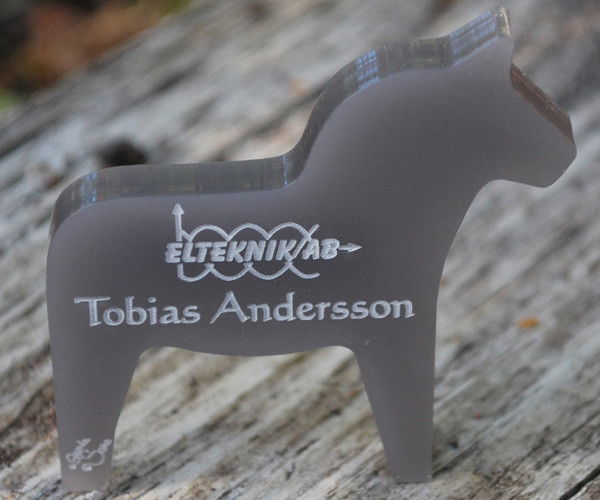 Namnbricka med nål för fastsättning på kläder