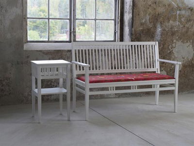 Soffa vitmålad massiv björk med klädd träsits