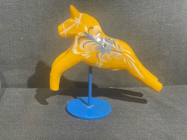 Dalahäst - Hoppande hästen monterad på träplatta (Samlarobjekt!)