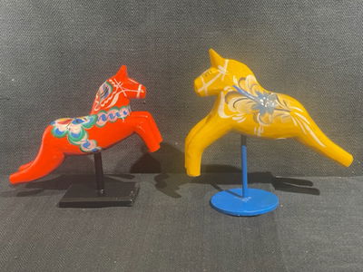 Dalahäst - Hoppande hästen monterad på träplatta (Samlarobjekt!)
