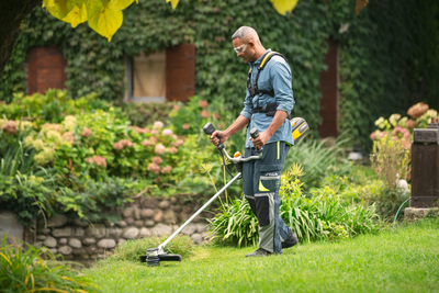 Stiga batteridriven gräsröjare, grästrimmer BC 700e B kit