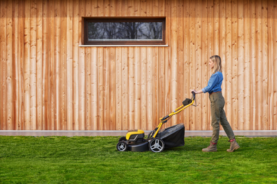 Stiga självgående batteridriven gräsklippare med uppsamlare Combi 548e S kit