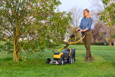 Stiga självgående batteridriven gräsklippare med uppsamlare Combi 548e S kit