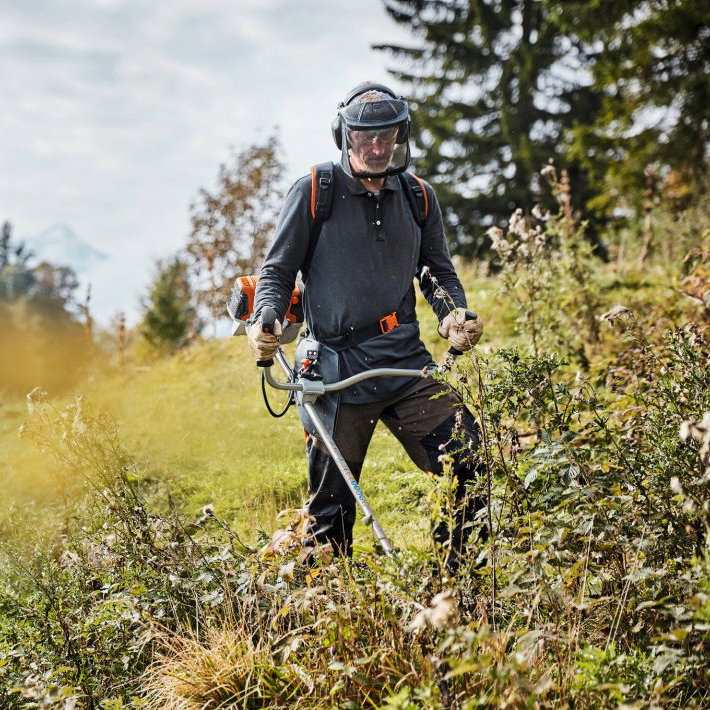 STIHL FS 131 bensindriven röjsåg – kraftfull 4-MIX med komplett utrustning