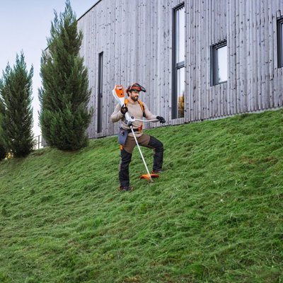 STIHL FSA 200 – Professionell batteridriven röjsåg för gräs, sly och större ytor