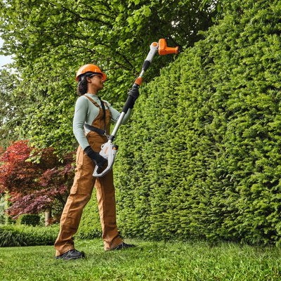 STIHL HLA 40 – Batteridriven stånghäcksax för höga häckar och buskar
