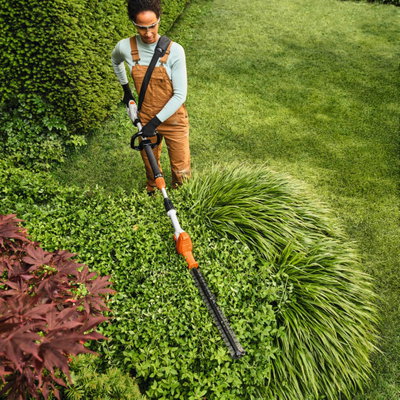 STIHL HLA 40 – Batteridriven stånghäcksax för höga häckar och buskar