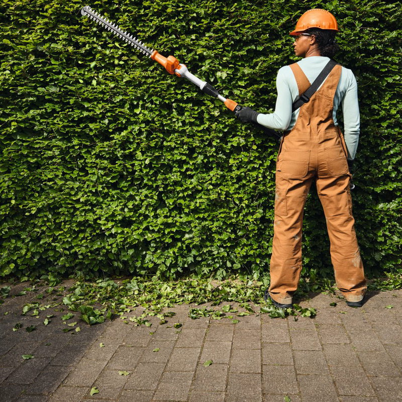 STIHL HLA 40 – Batteridriven stånghäcksax för höga häckar och buskar
