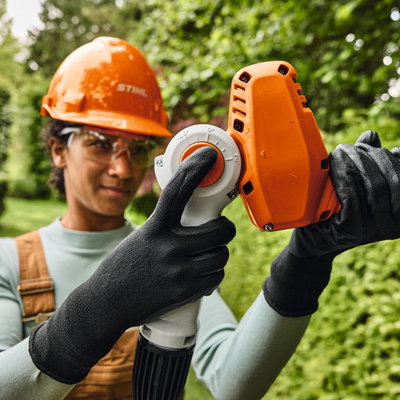 STIHL HLA 40 – Batteridriven stånghäcksax för höga häckar och buskar