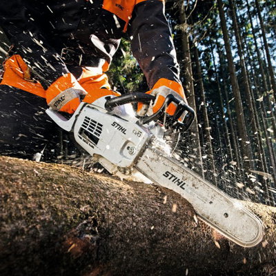 STIHL MS 201 C-M – fjäderlätt professionell motorsåg med M-Tronic
