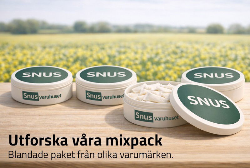 Ett timglas bredvid en snusdosa från Snusvaruhuset med vita nikotinpåsar och i bakgrunden syns ett skånskt landskap.
