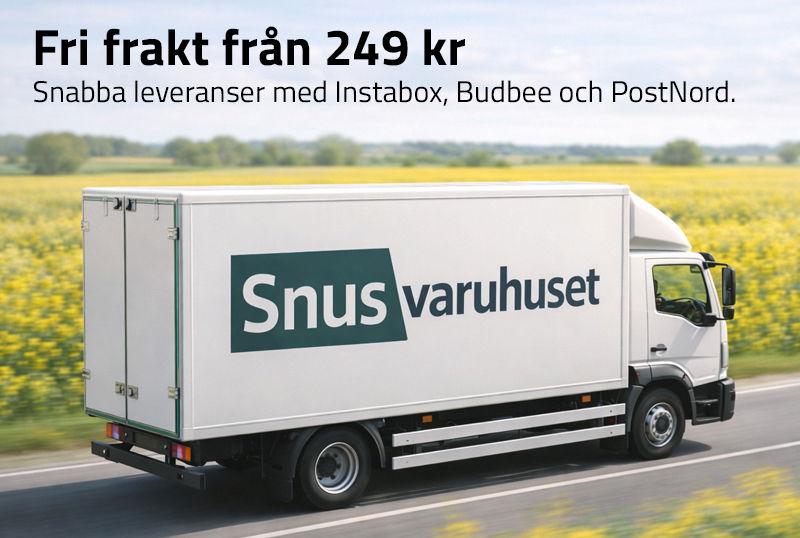 Lastbil från Snusvaruhuset som åker fram genom ett skånskt landskap där budskapet lyder "Fri frakt från 249 kronor"