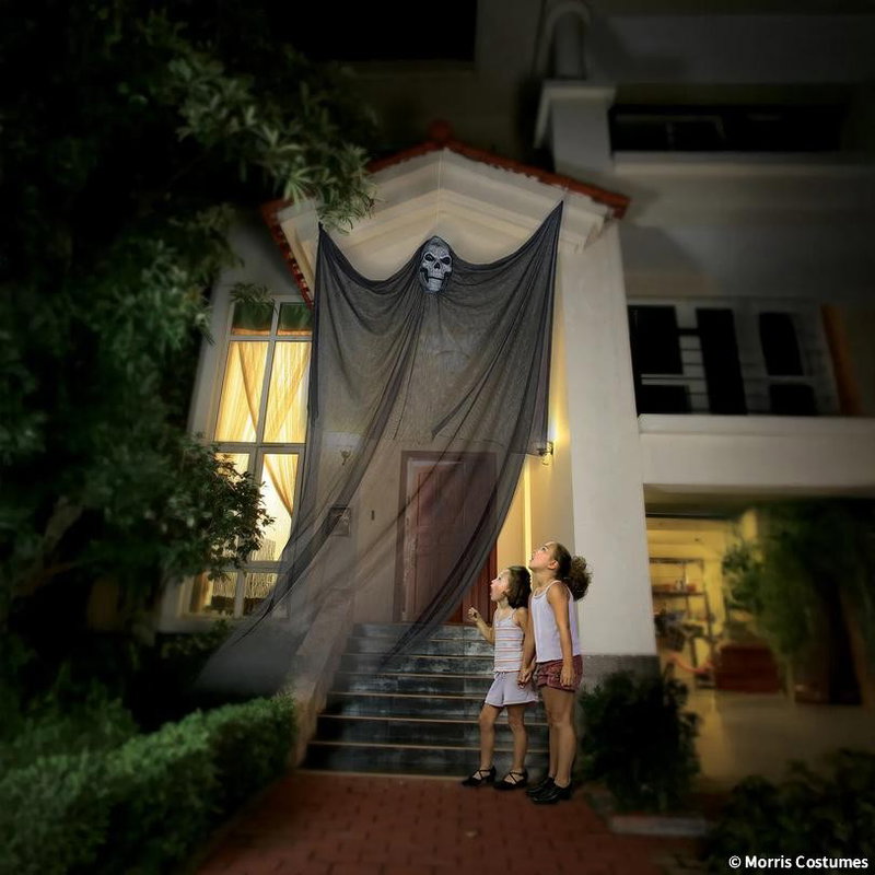 Floating Reaper, 213 cm – hängande dödskalle med svart tyg vid entré