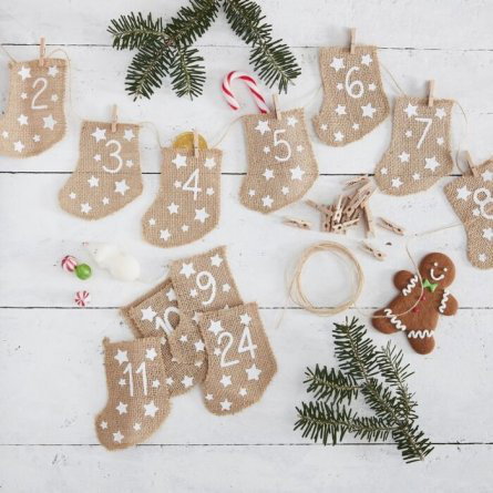 Adventskalender med små numrerade jutestrumpor