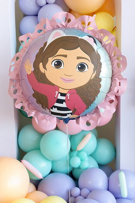 Folieballong Gabbys dockskåp med volang – 52 × 52 cm