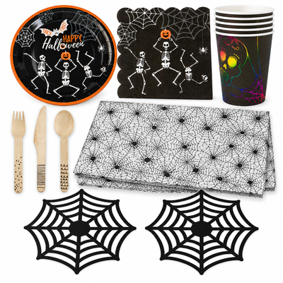 Spindelnätsmiddag för åtta – duk, kuvert och döskallemuggar