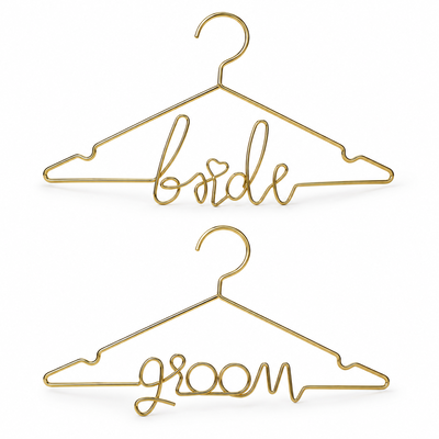 Produktöversikt: Brudparets kläder redo – Bride och Groom-galgar